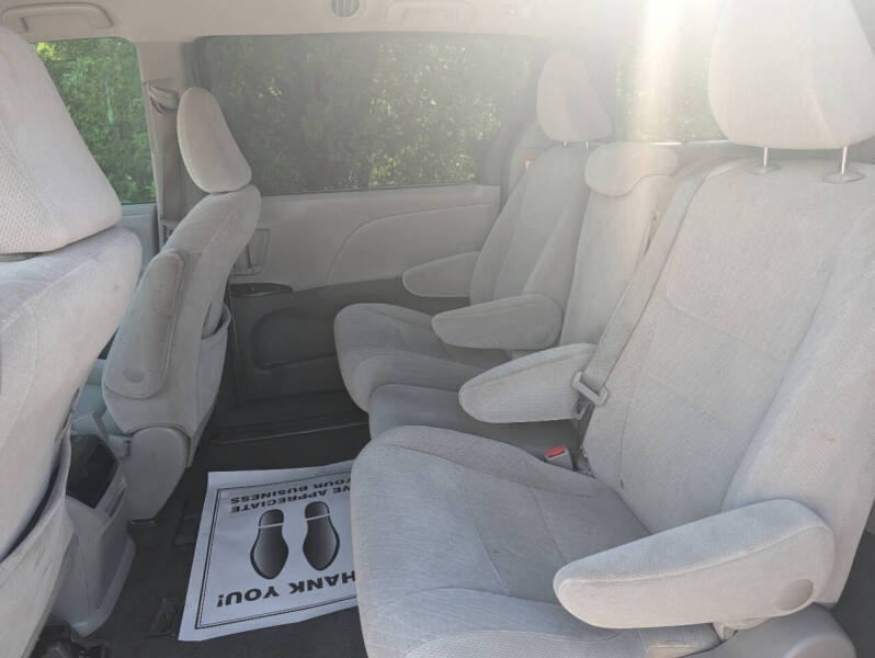 2016 Toyota Sienna LE 8-Passenger