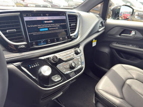 2027 Chrysler Pacifica Select