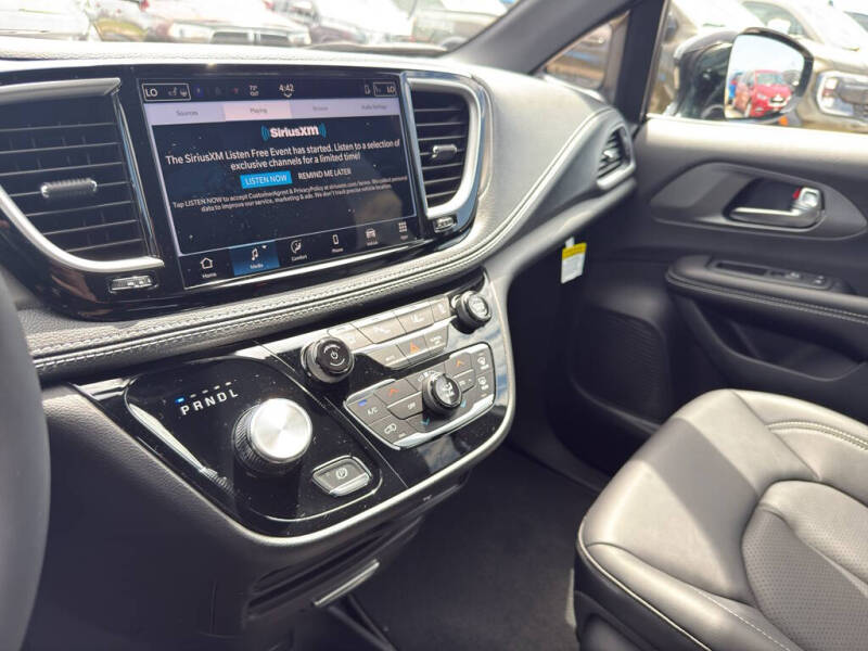2027 Chrysler Pacifica Select