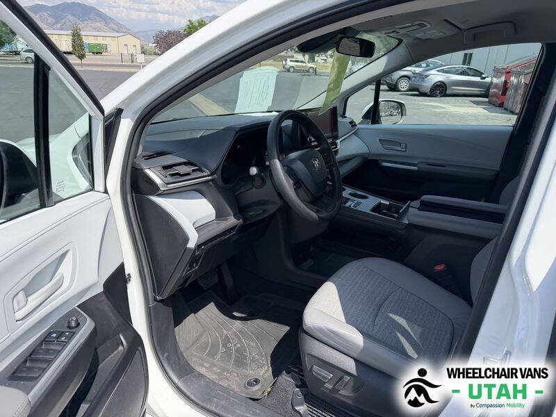 2025 Toyota Sienna LE 8-Passenger