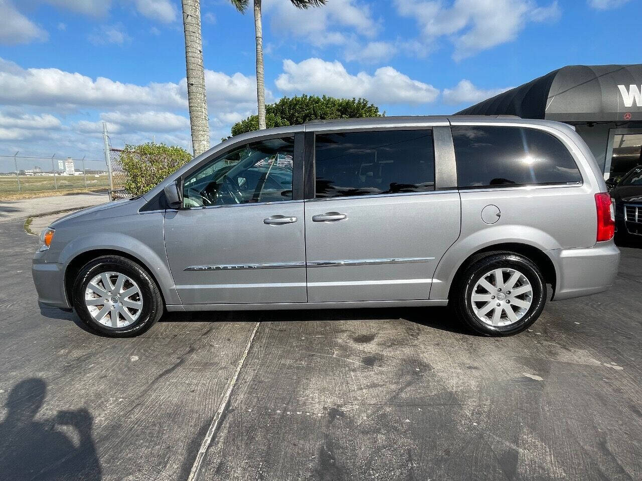2016 CHRYSLER Town and Country Minivan - $11,900