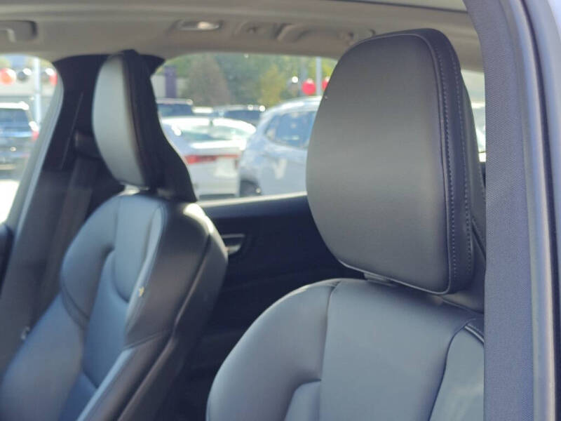 2025 Volvo XC60 B5 Core Dark Theme