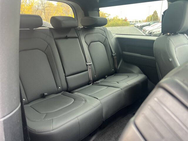 2025 Land Rover Defender 90 P400 X-Dynamic SE