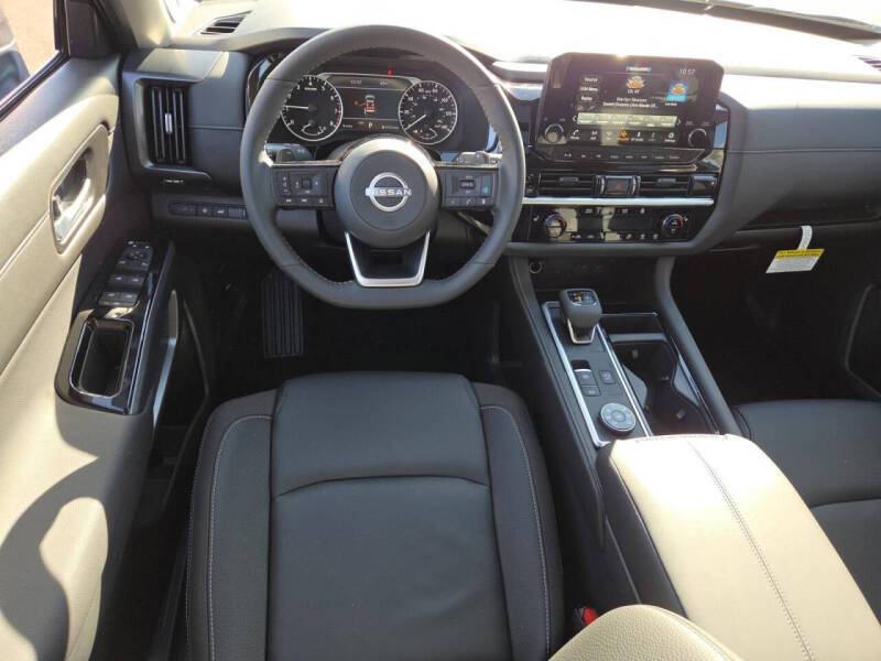 2025 Nissan Pathfinder SL