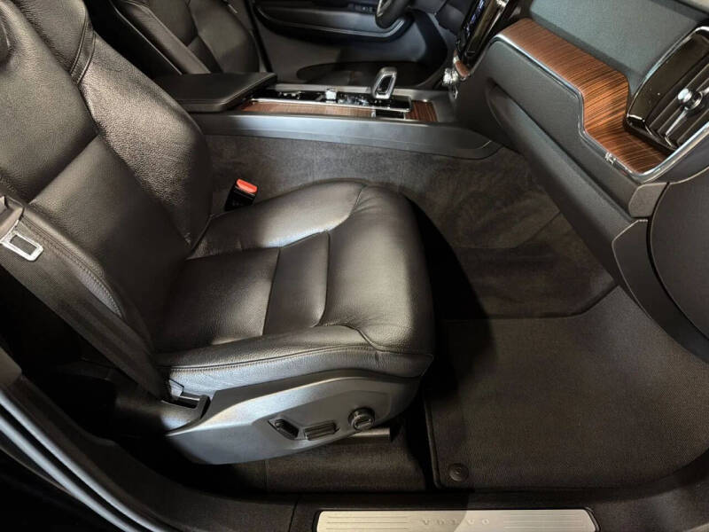 2024 Volvo XC60 B5 Plus Dark Theme