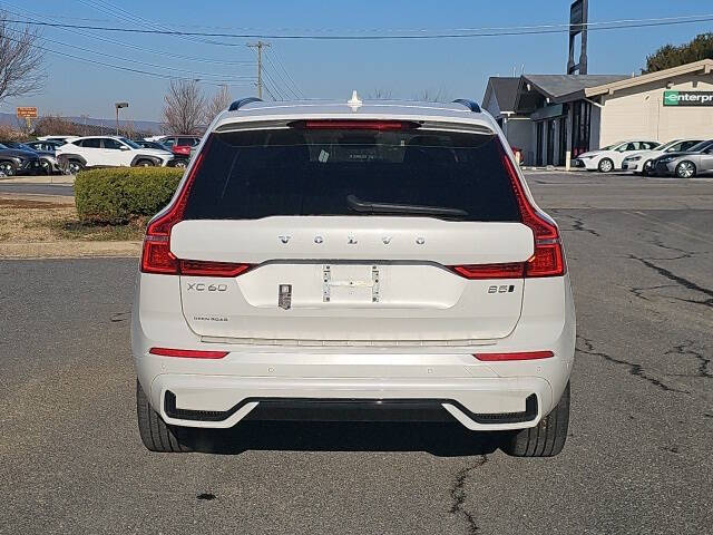 2024 Volvo XC60 B5 Ultimate Dark Theme