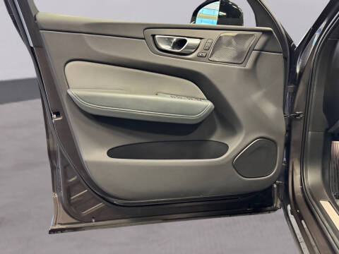 2022 Volvo XC60 B6 R-Design