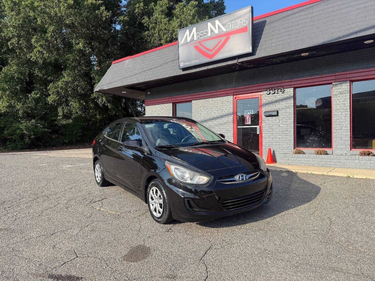 Ultra Black 2013 Hyundai Accent Sedan Front-Wheel Drive 6-Speed Automatic