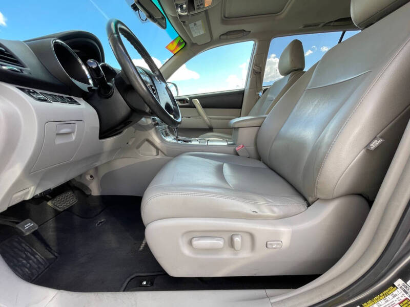 2012 Toyota Highlander SE