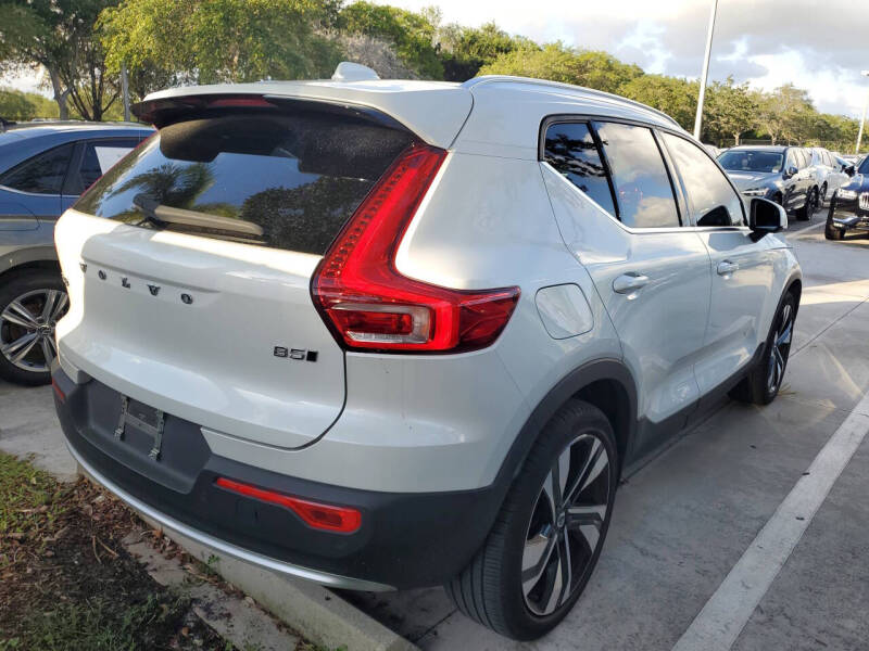2024 Volvo XC40 B5 Ultimate Bright Theme