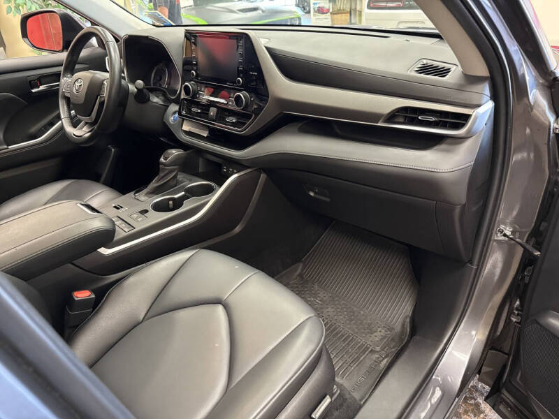 2022 Toyota Highlander Hybrid XLE