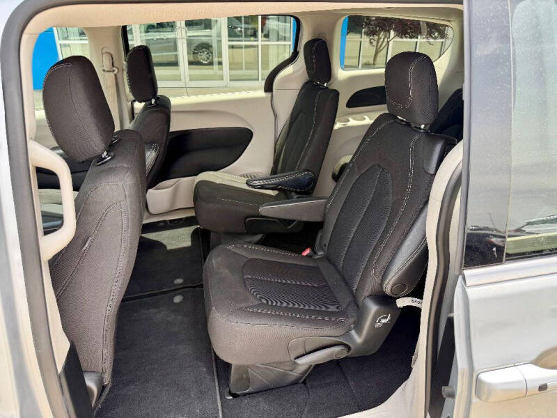 2023 Chrysler Voyager LX