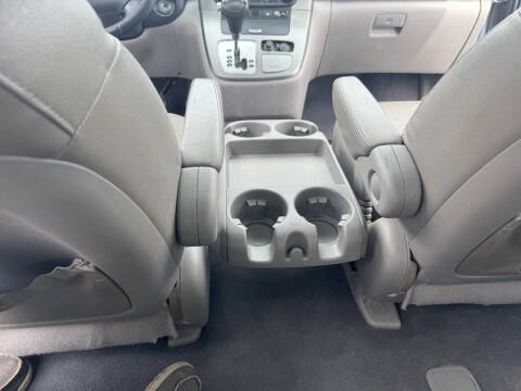 2008 Hyundai Entourage GLS
