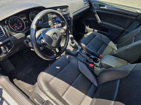 2019 Volkswagen Golf SE