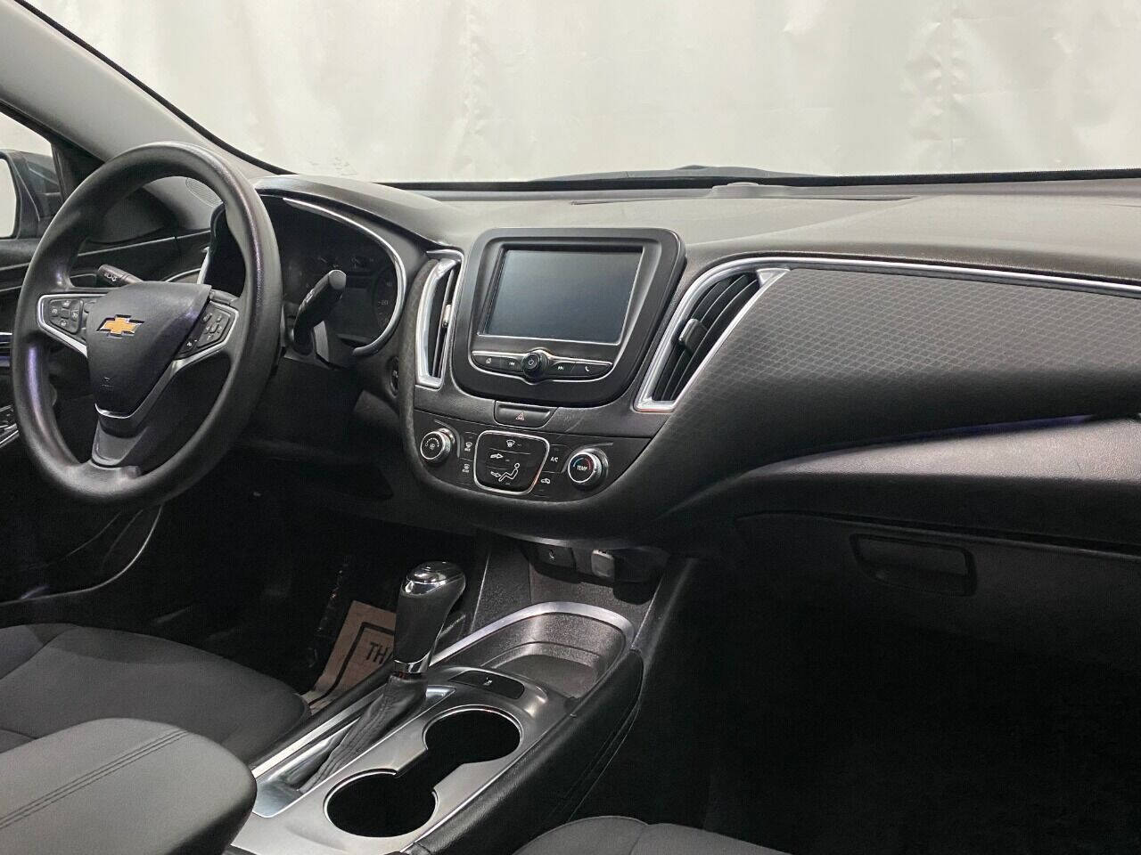 2018 Chevrolet Malibu LT 4dr Sedan - Gray exterior view 11