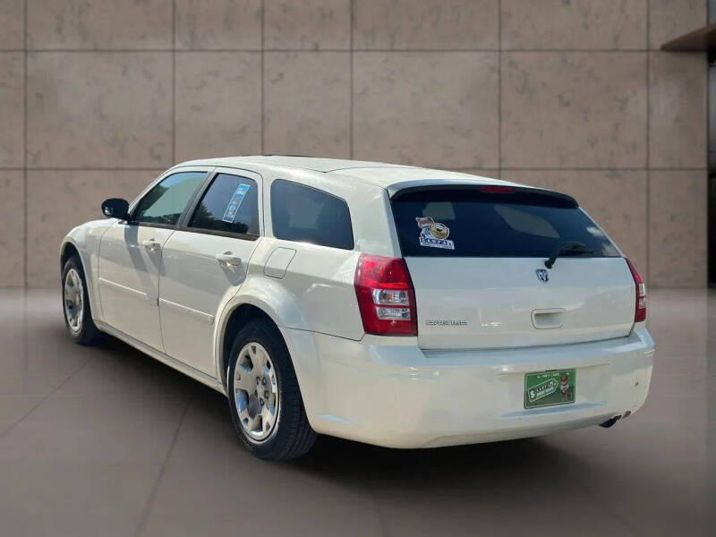 2005 Dodge Magnum SE