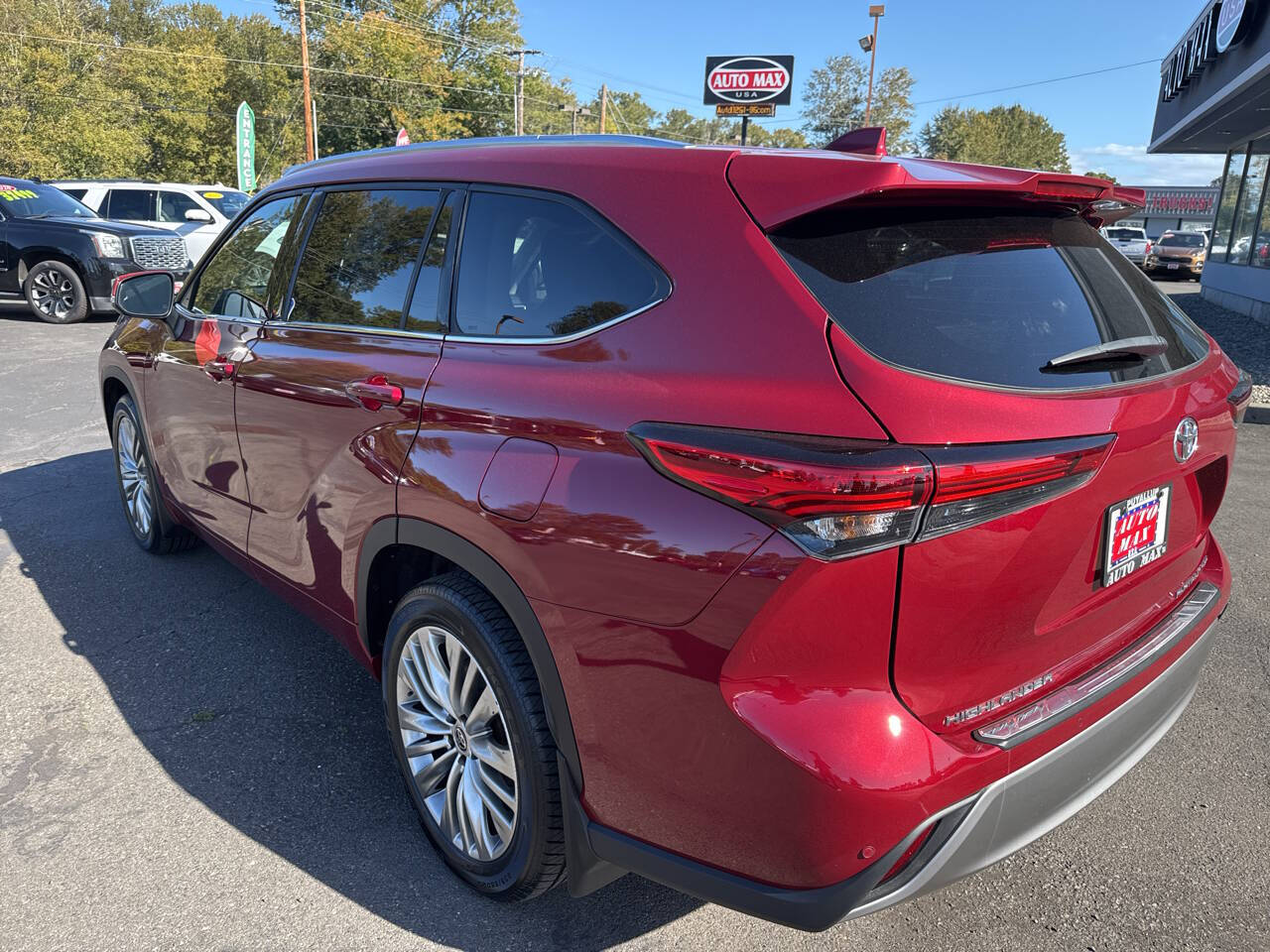 used 2022 Toyota Highlander car, priced at $38,299