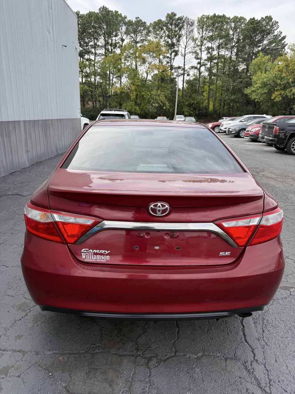 2016-toyota-camry-se-4dr-sedan.jpg