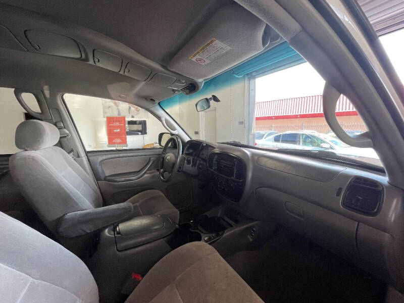 2004 Toyota Sequoia SR5