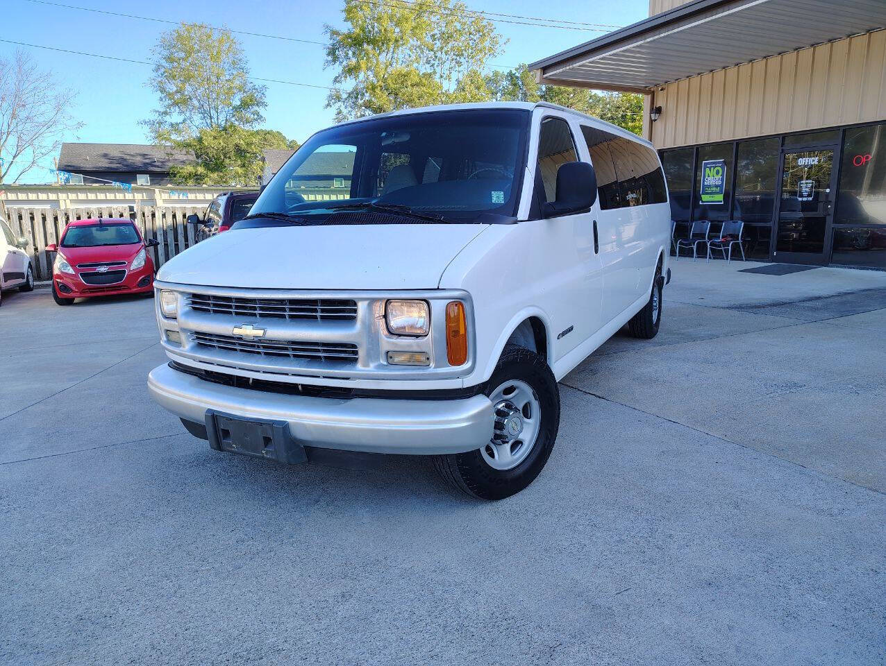 White 2000 Chevrolet Express G3500 3dr G3500 Extended Passenger Van 1