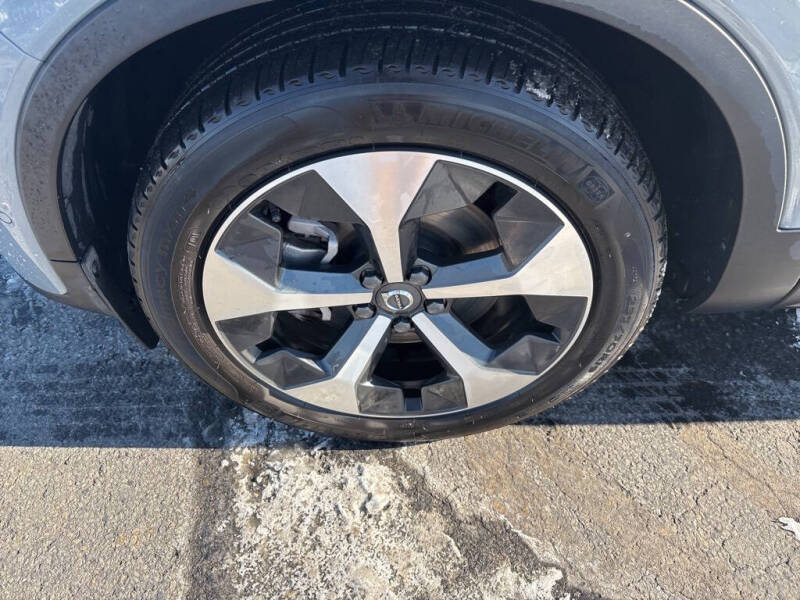 2025 Volvo XC40 B5 Plus Bright Theme