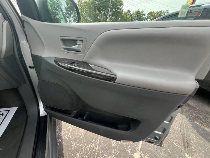 2017 Toyota Sienna XLE 7-Passenger