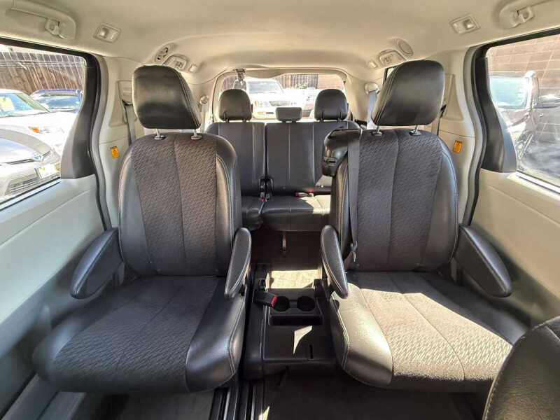 2013 Toyota Sienna SE 8-Passenger