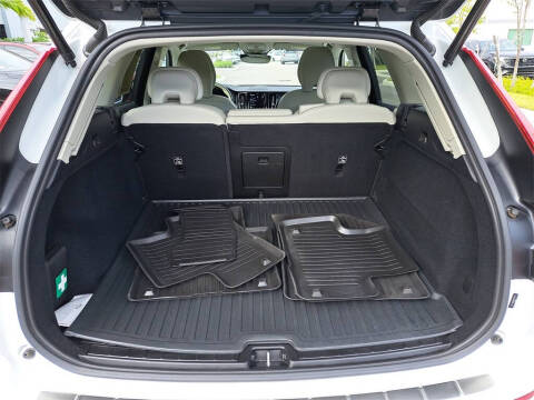 2024 Volvo XC60 B5 Core Dark Theme