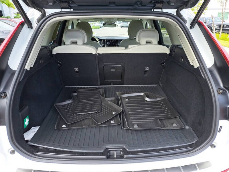 2024 Volvo XC60 B5 Core Dark Theme