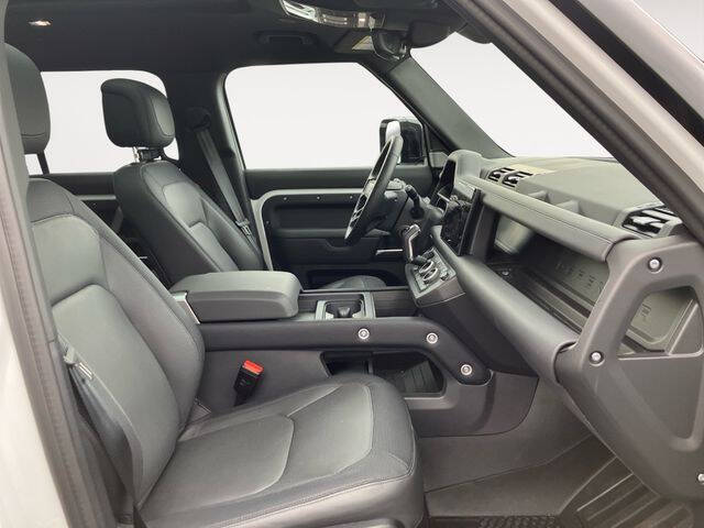 2024 Land Rover Defender 130 P400 Outbound