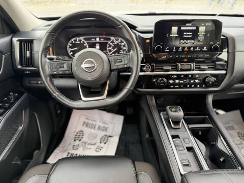 2023 Nissan Pathfinder SL