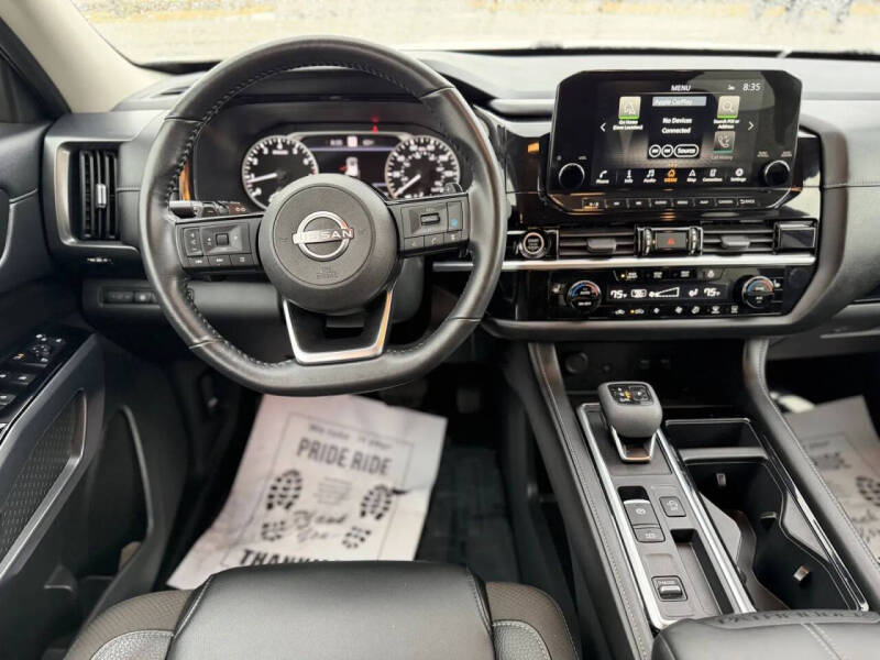 2023 Nissan Pathfinder SL