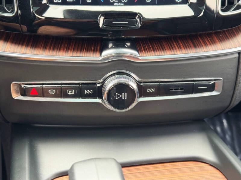 2024 Volvo XC60 B5 Plus Dark Theme