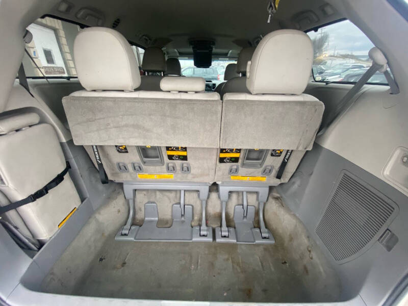 2011 Toyota Sienna XLE photo 15