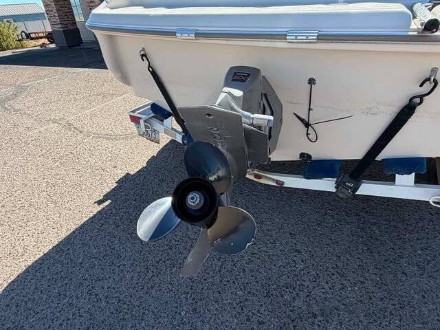 2001 Larson Boats 212 SEI