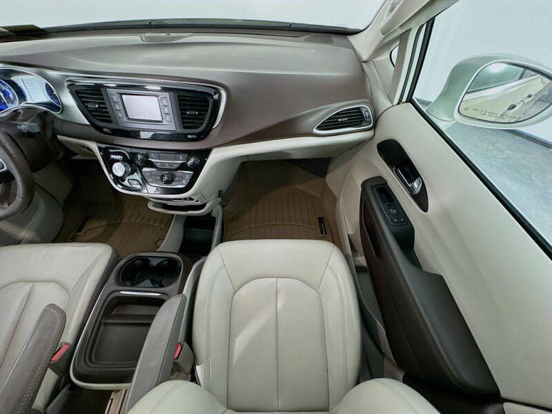 2017 Chrysler Pacifica Touring-L