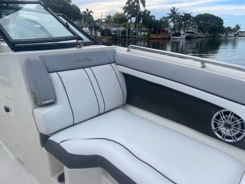 2016 Sea Ray 270 SUNDECK