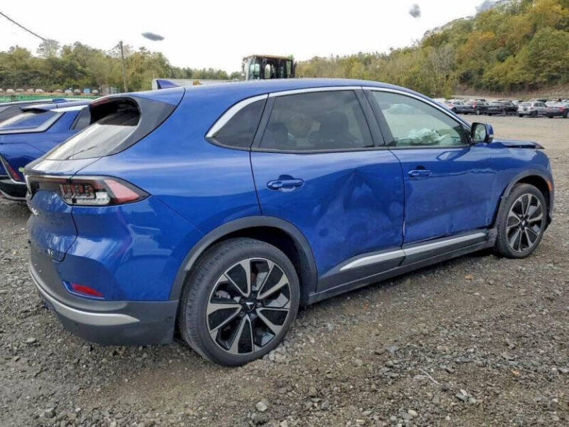 2024 VinFast VF8 Plus