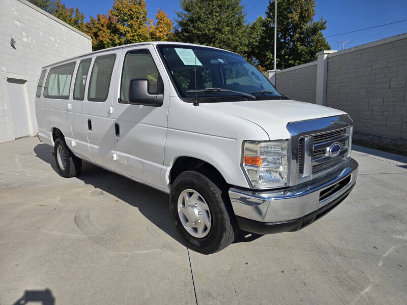 2013 Ford E-Series Econoline Wagon XLT photo 6