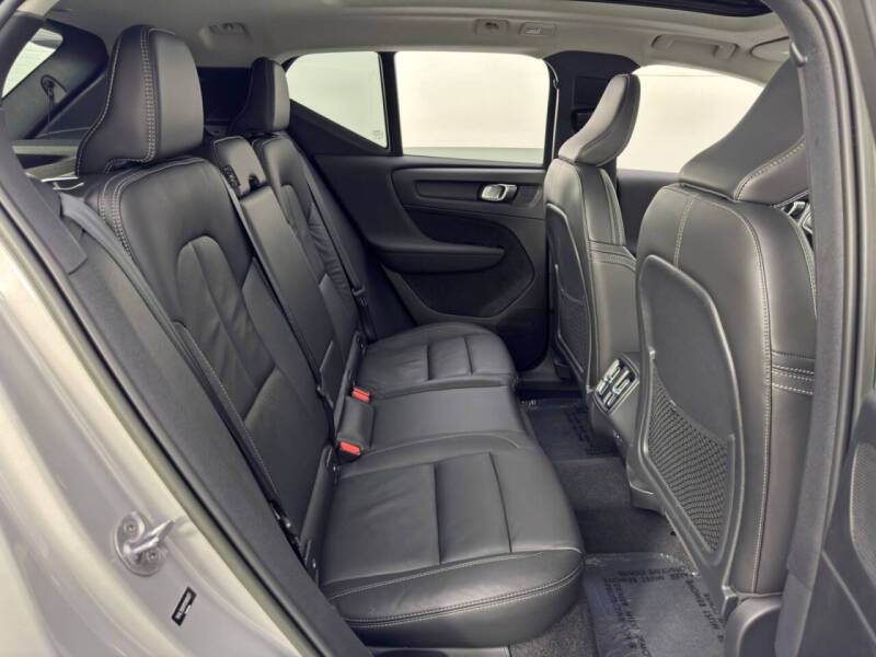 2023 Volvo XC40 B5 Ultimate Dark Theme