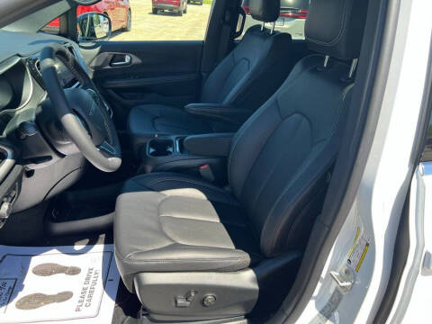 2027 Chrysler Pacifica Select