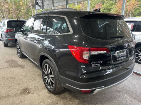 2019 Honda Pilot Touring w/Rear Captain's Chairs