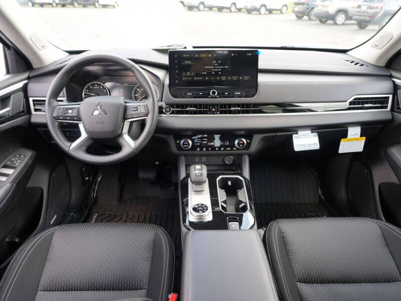 2026 Mitsubishi Outlander ES