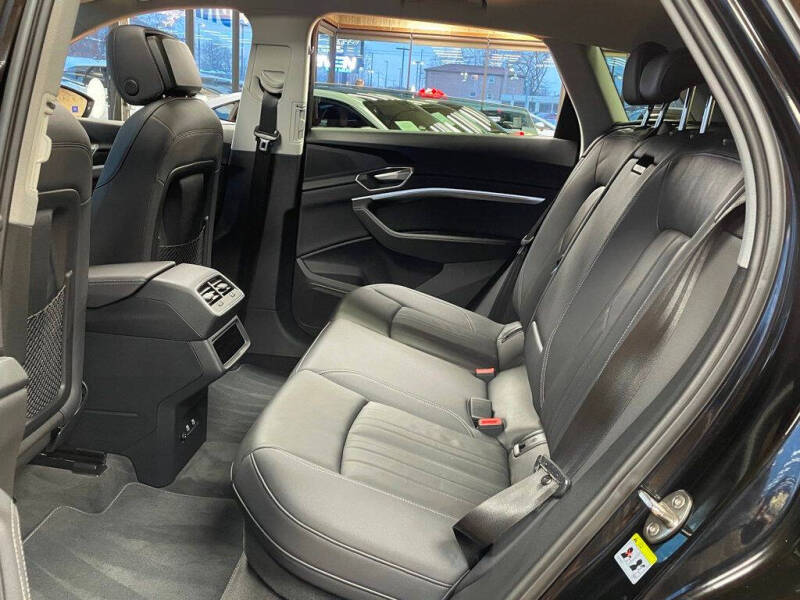 2021 Audi e-tron quattro Premium