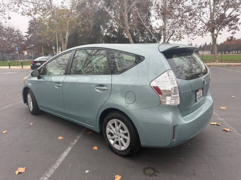 2013 Toyota Prius v Two