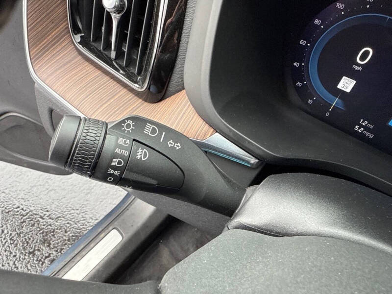 2022 Volvo XC60 B5 Momentum