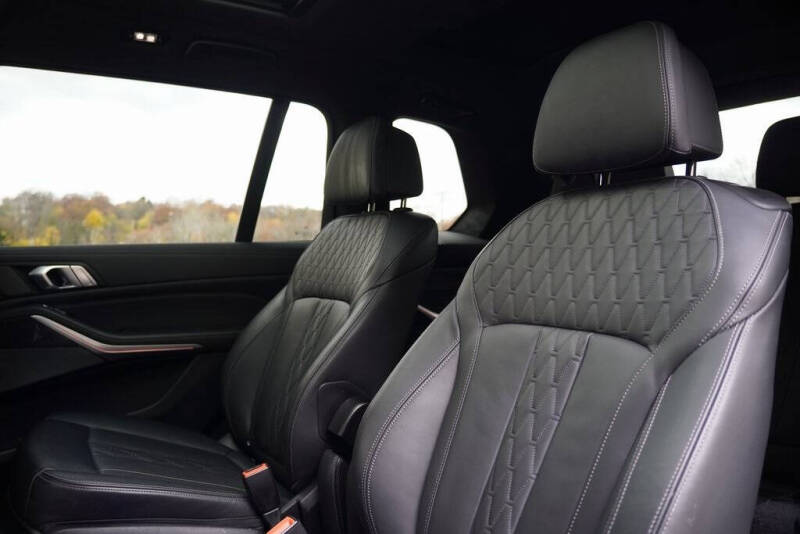 2023 BMW X7 M60i