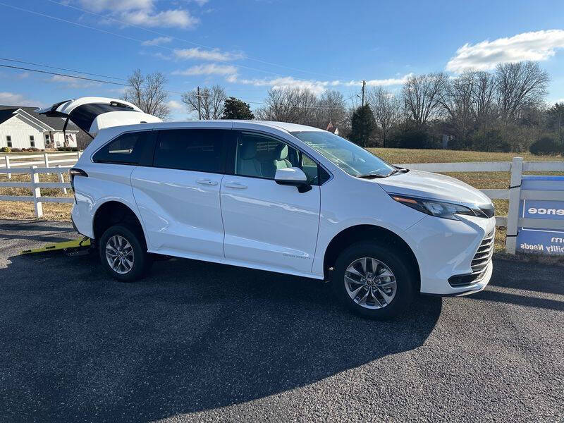2025 Toyota Sienna LE 8-Passenger