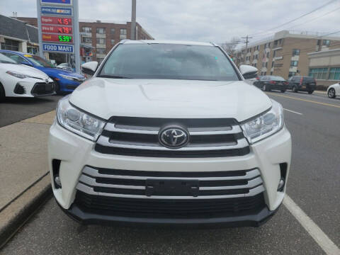 2019 Toyota Highlander for sale at OFIER AUTO SALES in Freeport NY