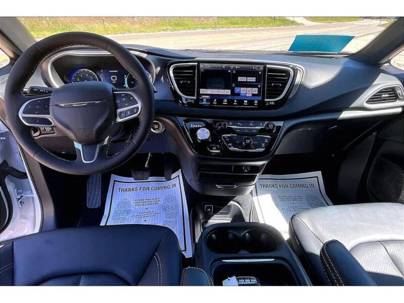 2027 Chrysler Pacifica Select